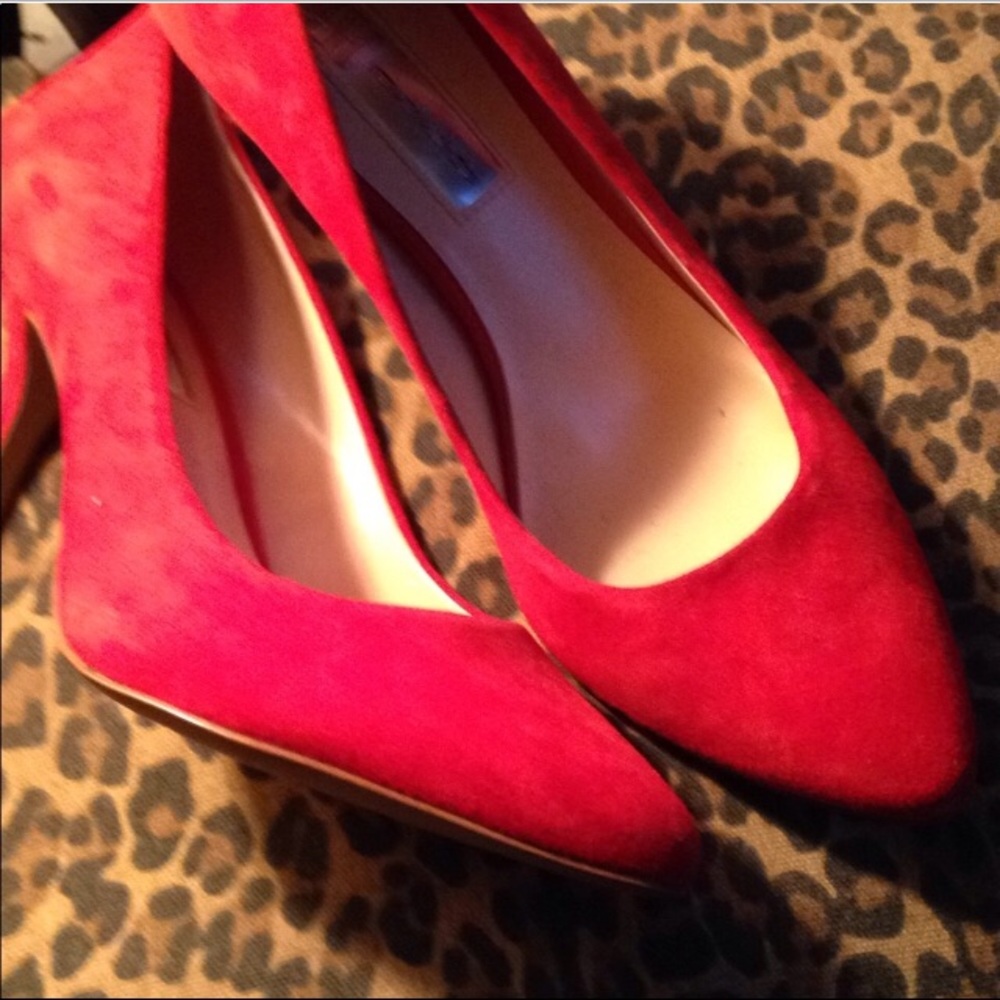INC red pumps. 🔥 NWT tag on the bottom. Worn twice. A few scratches.